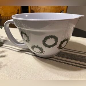 Stonewall Kitchen 2 Qt. Melamine batter bowl, Christmas wreath design